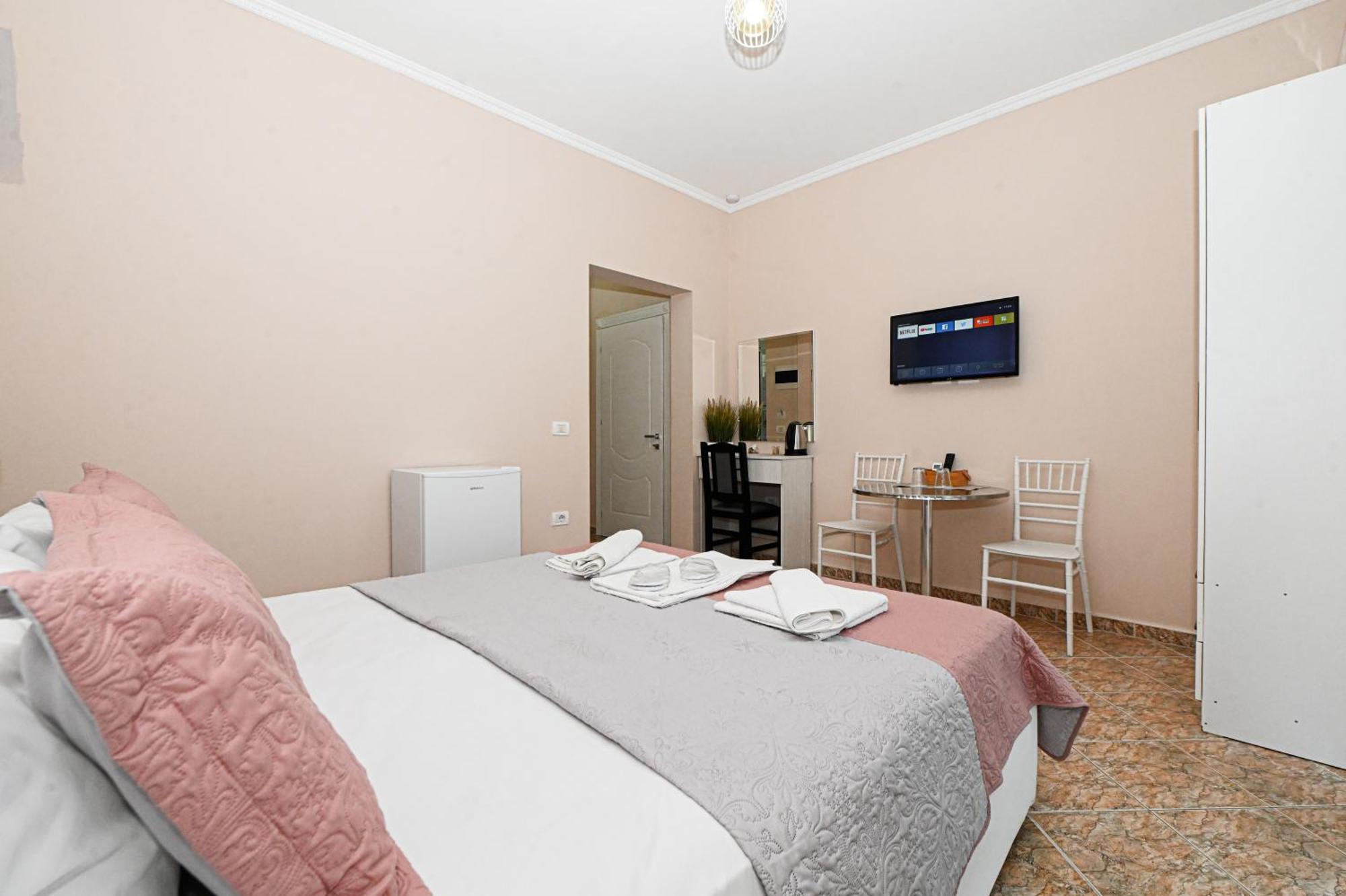 Hotel Fama Shkallnur Экстерьер фото