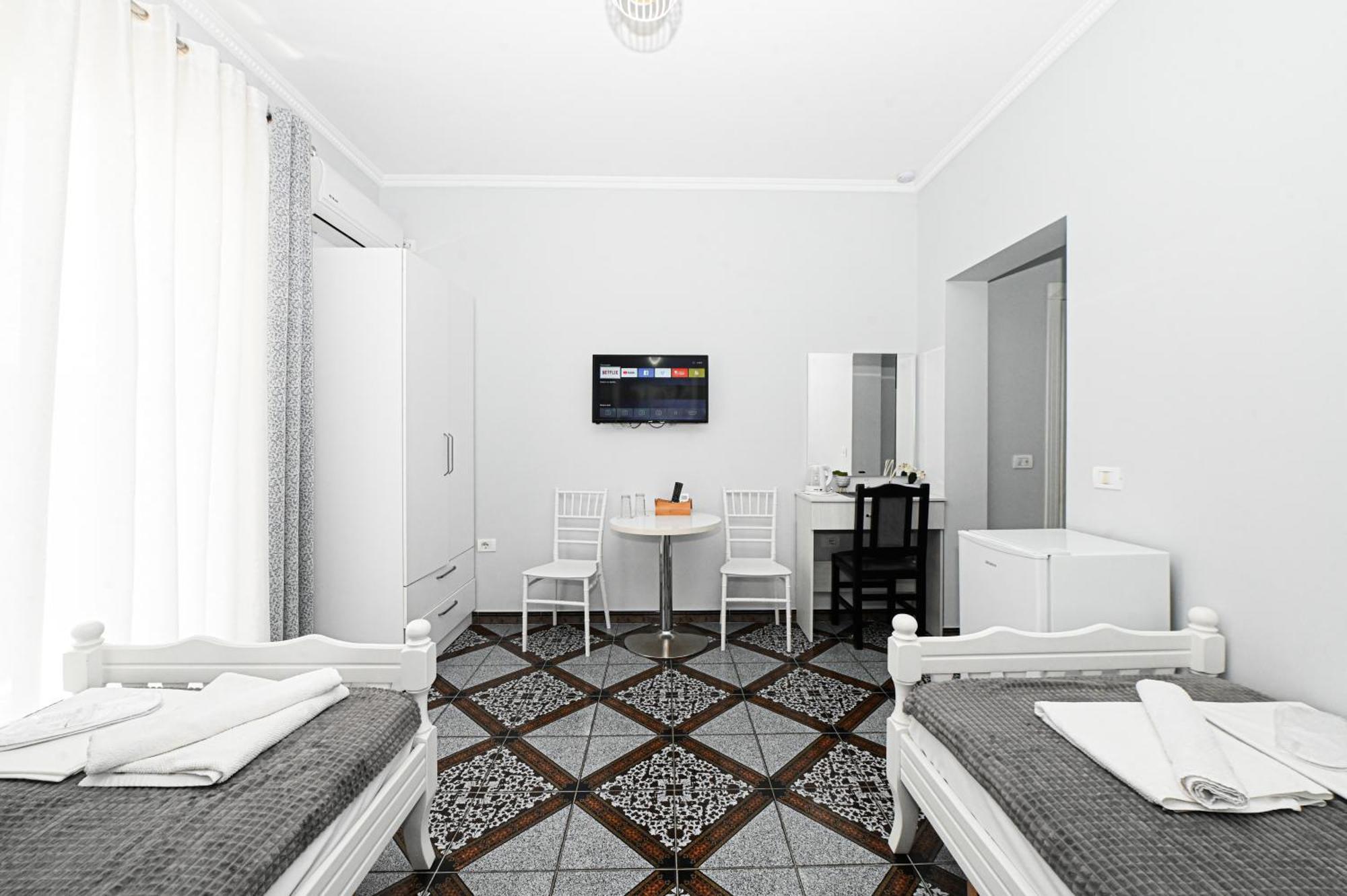 Hotel Fama Shkallnur Экстерьер фото