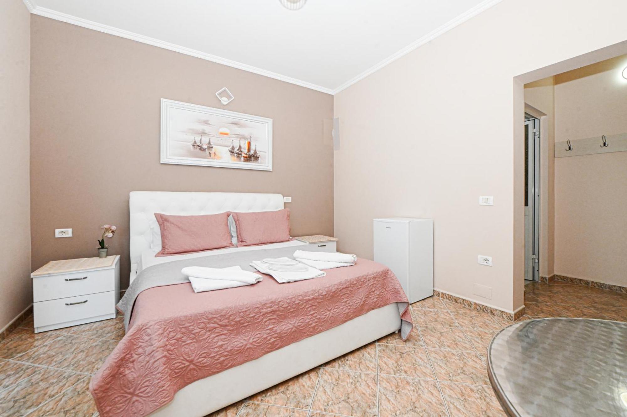 Hotel Fama Shkallnur Экстерьер фото