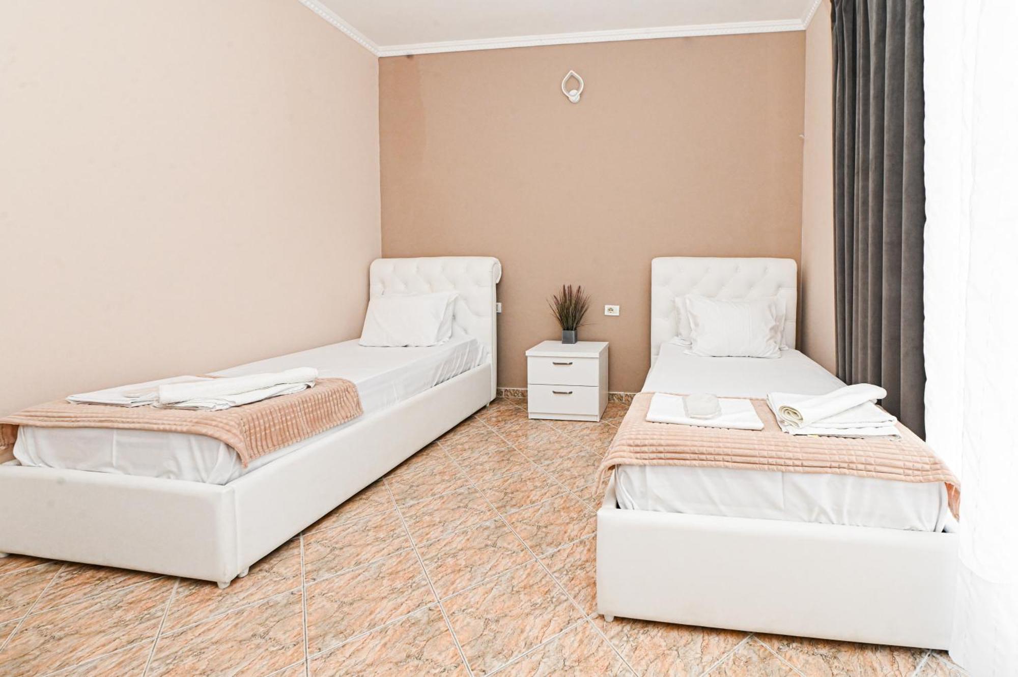 Hotel Fama Shkallnur Экстерьер фото