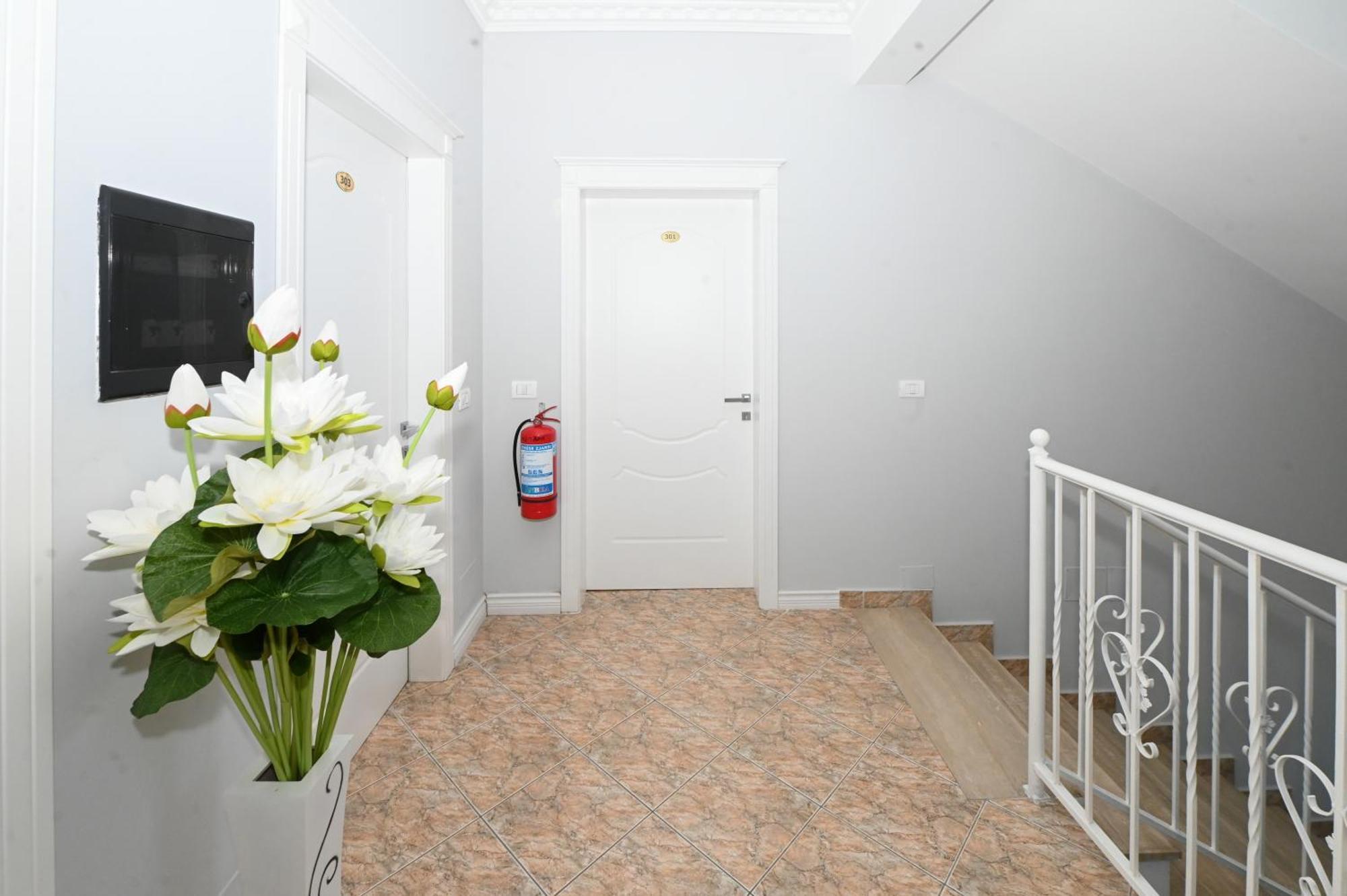 Hotel Fama Shkallnur Экстерьер фото