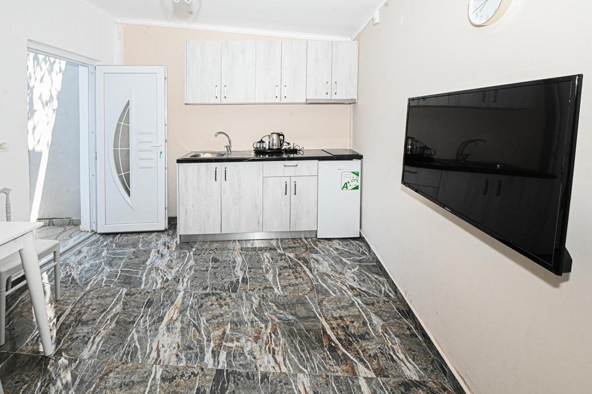 Hotel Fama Shkallnur Экстерьер фото