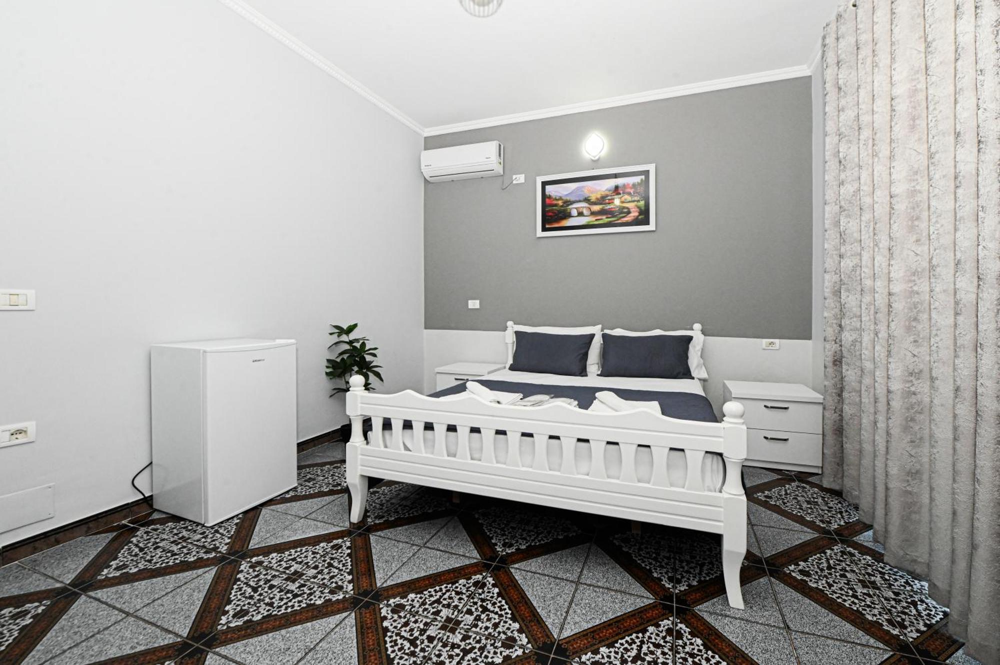 Hotel Fama Shkallnur Экстерьер фото