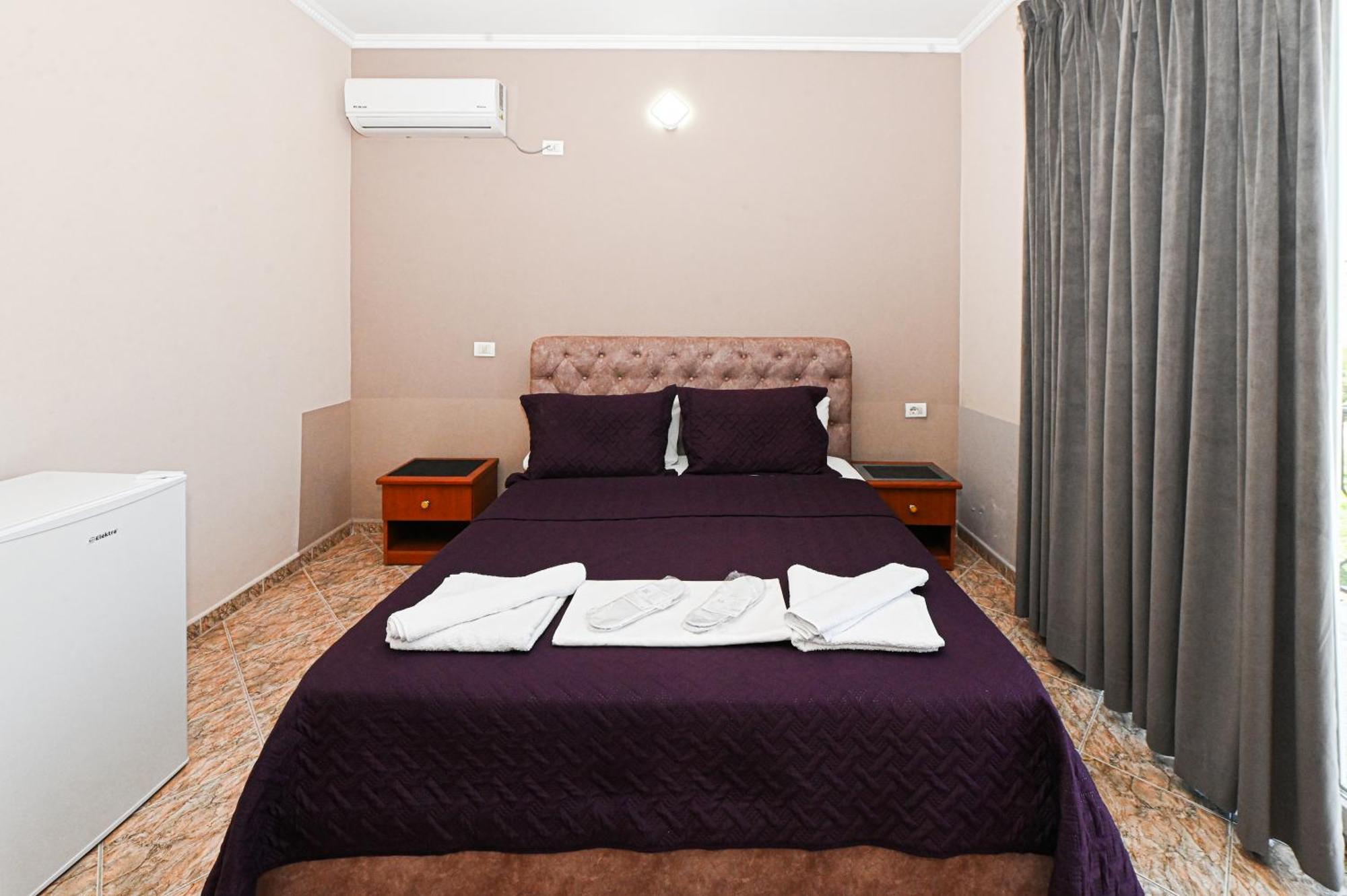 Hotel Fama Shkallnur Экстерьер фото