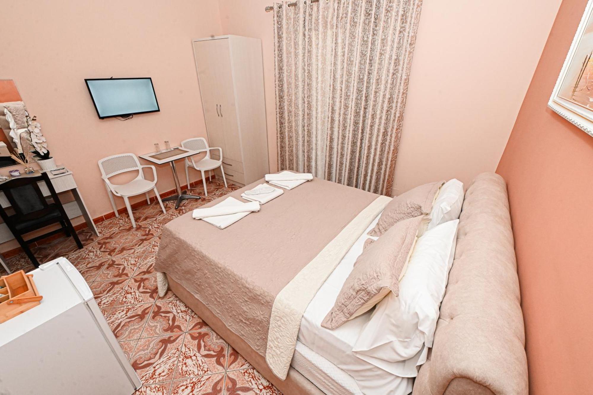 Hotel Fama Shkallnur Экстерьер фото