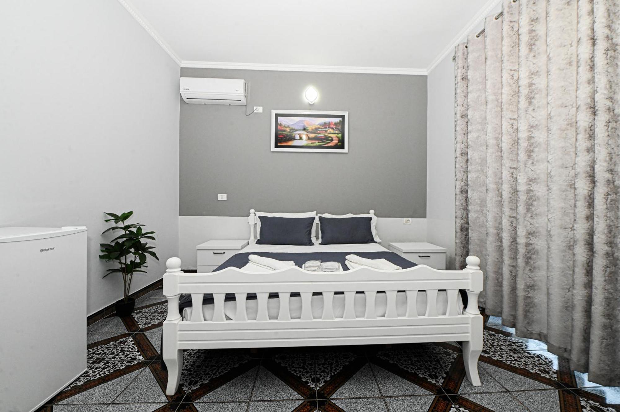 Hotel Fama Shkallnur Экстерьер фото