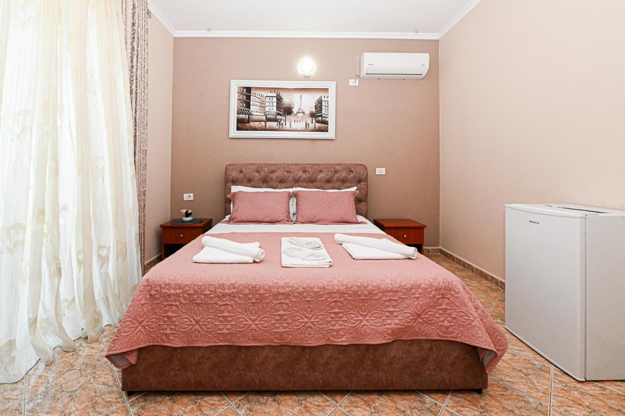Hotel Fama Shkallnur Экстерьер фото