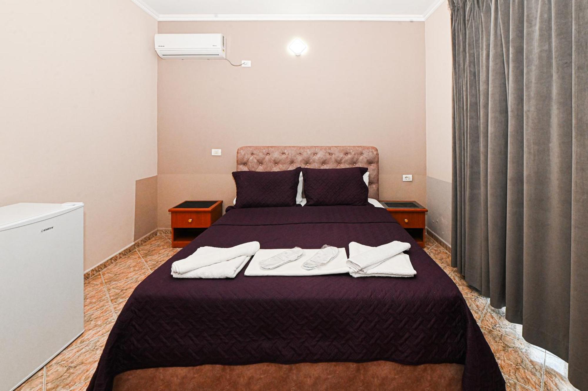 Hotel Fama Shkallnur Экстерьер фото