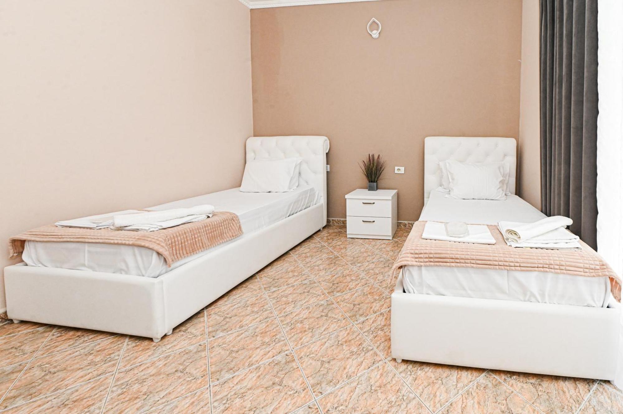 Hotel Fama Shkallnur Экстерьер фото