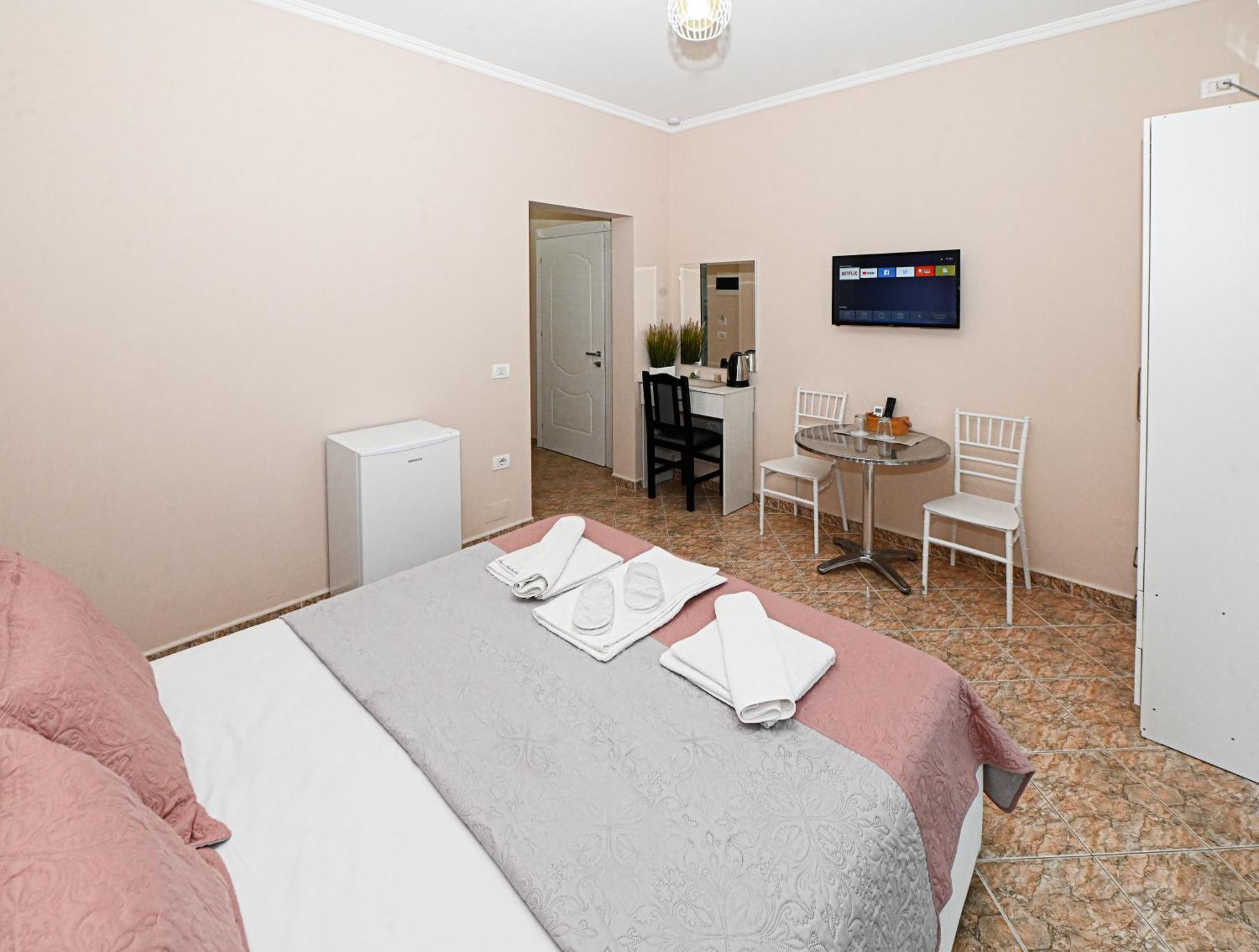 Hotel Fama Shkallnur Экстерьер фото